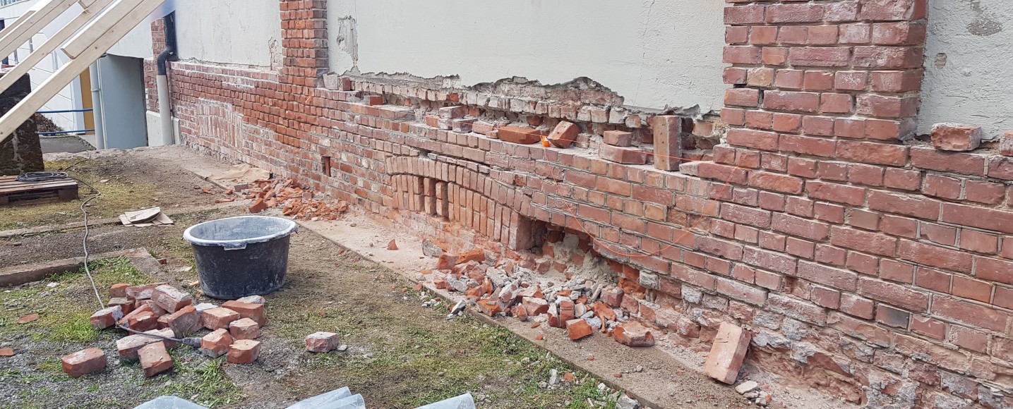 Bilde av teglsteinsmur som blir satt i stand