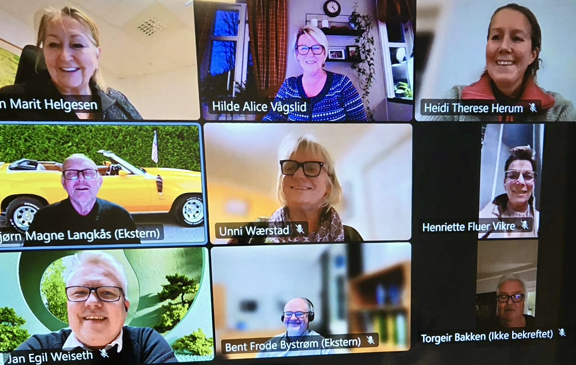 Et skjermbilde viser mange ansikter. Det er politikere i Telemark fylkeskommune som har teamsmøte. Foto Maja Foss Five.