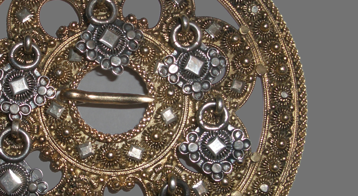 nærbilde av sølje med små detaljer og godt håndverk