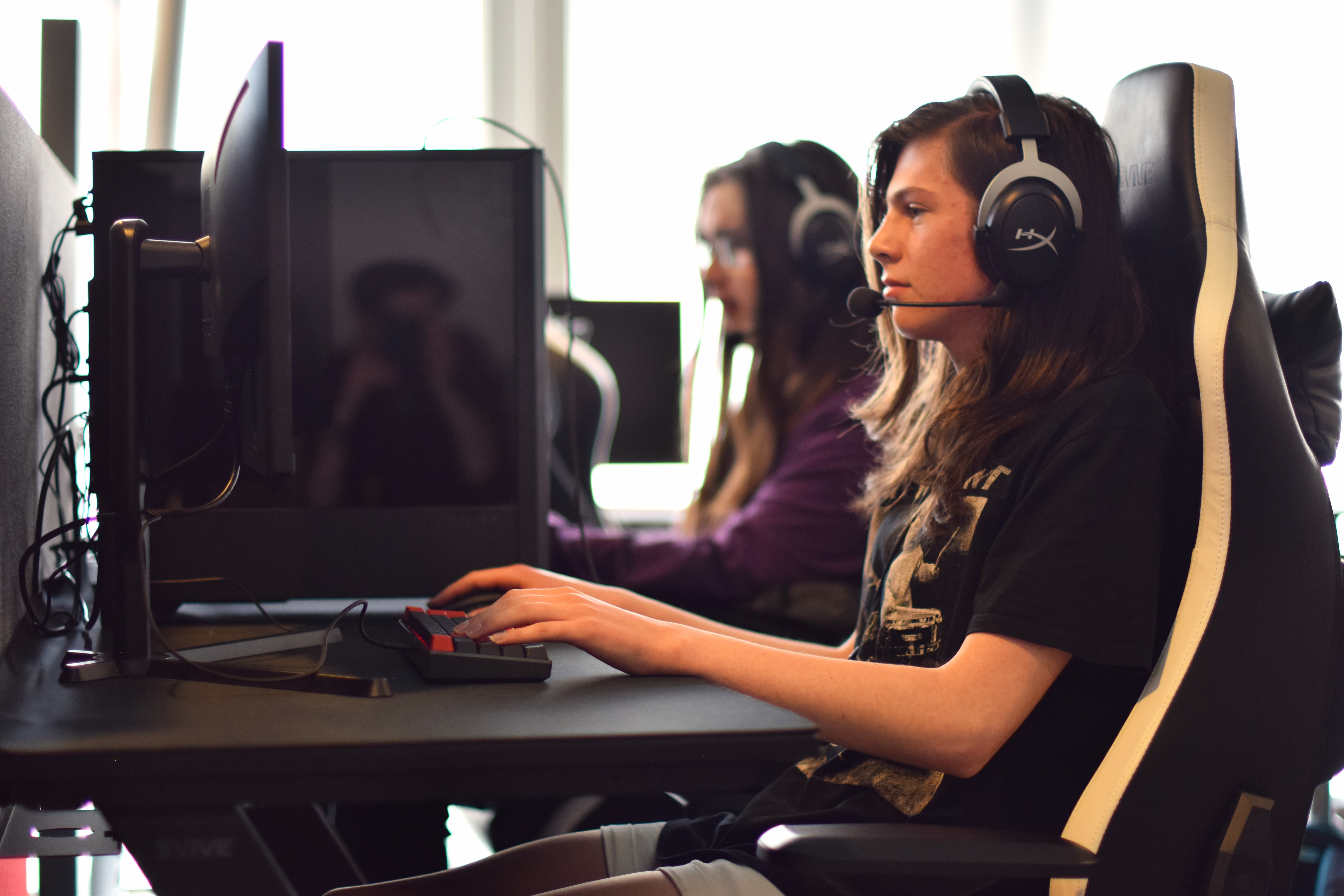 To elever spiller på gamingmaskinene